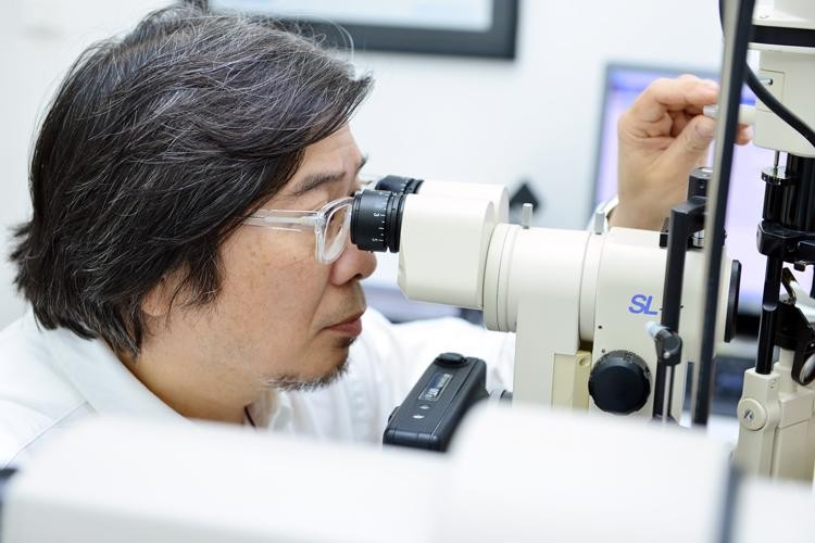 Bệnh nhân FV được GS.BS Donald Tan trực tiếp ghép giác mạc từ nguồn giác mạc chất lượng nhập khẩu