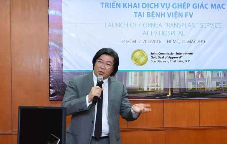 GS.BS Donald Tan trong buổi ra mắt dịch vụ ghép giác mạc do chính giáo sư thực hiện tại FV, tháng 5/2016