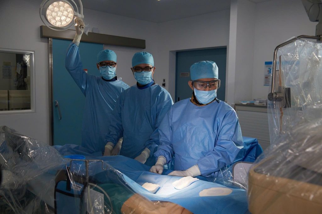 TS.BS Hồ Minh Tuấn và êkíp phẫu thuật trong phòng Cathlab