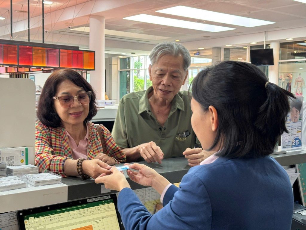 Thầy Trần Hoàng Túy và vợ đến thăm khám tại Bệnh viện FV