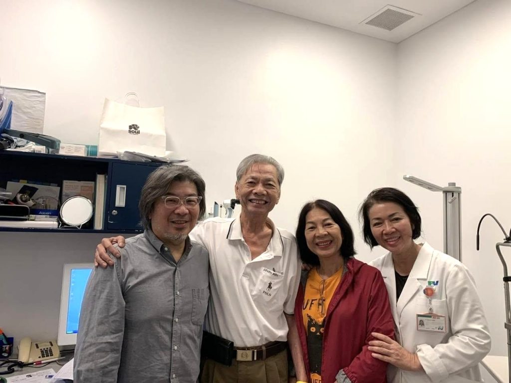 GS.BS Donald Tan (trái) đến thăm thầy Túy trong ngày xuất viện