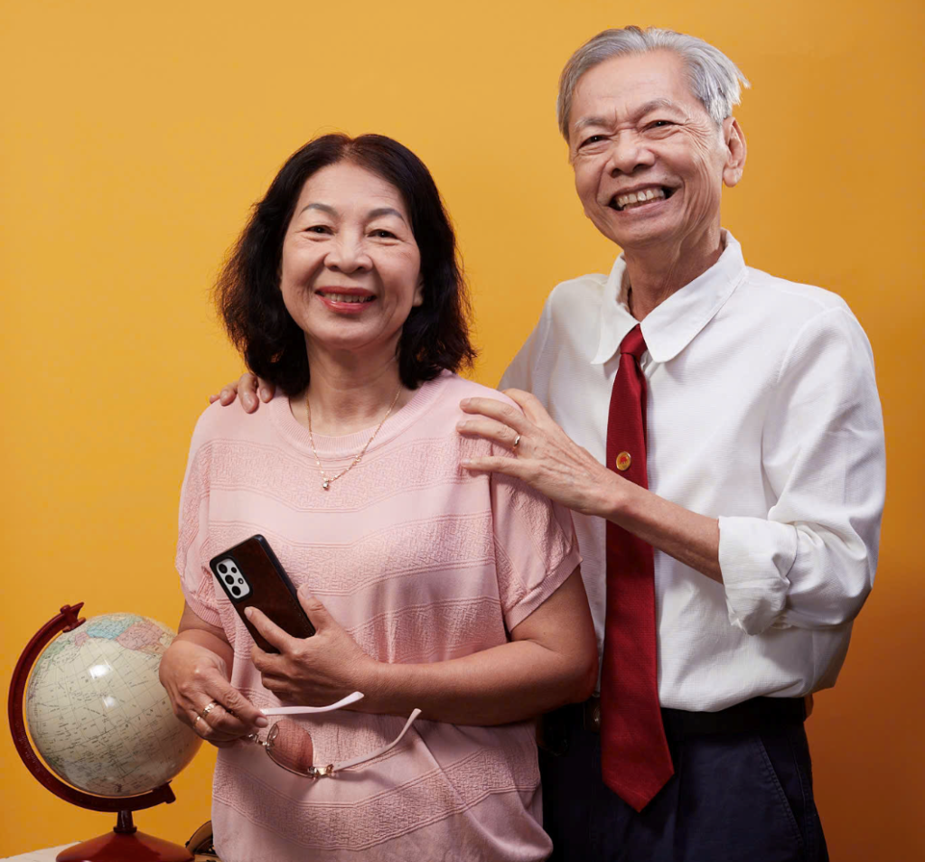 Thầy Túy và bạn đời của thầy. Tìm lại được ánh sáng cho đôi mắt giúp thầy Túy quay lại với cuộc sống lạc quan