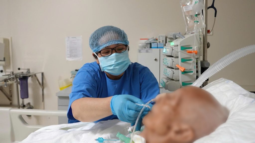 Là một hộ lý ICU tận tâm, chị Thi đã đồng hành cùng các điều dưỡng và bác sĩ chăm sóc cho nhiều ca bệnh nguy kịch trong suốt hơn 20 năm qua