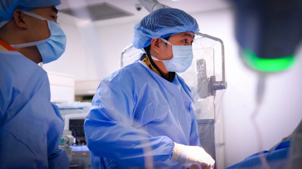 Dr Huynh Huu Danh performs the TACE procedure with his team at FV Hospital