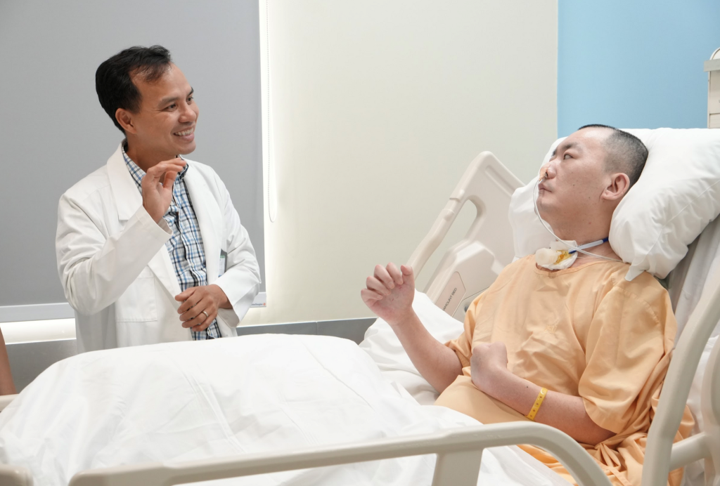 Dr Vu Truong Son shares a heartfelt farewell with the patient before departure.