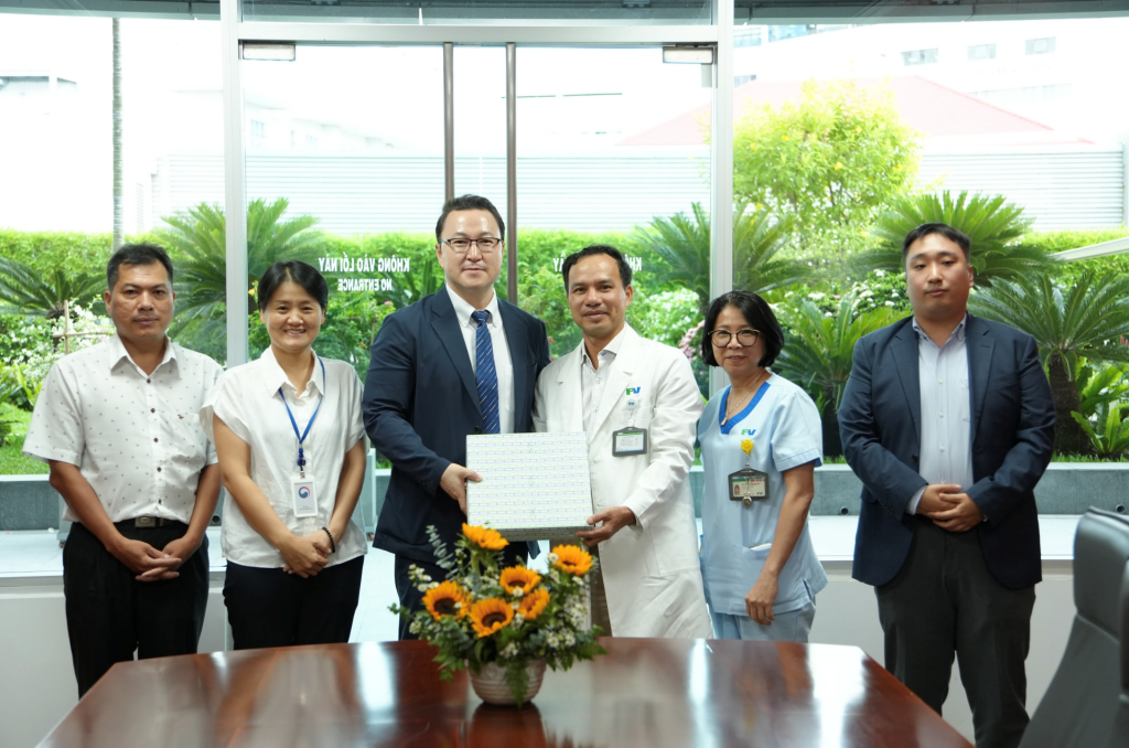 A representative of Consulate General of the Republic of Korea expressed gratitude to the medical team at FV Hospital.