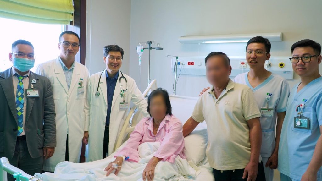 Specialist Level II, Luong Ngoc Trung, MD, MSc and his team visit the patient and her family prior to discharge