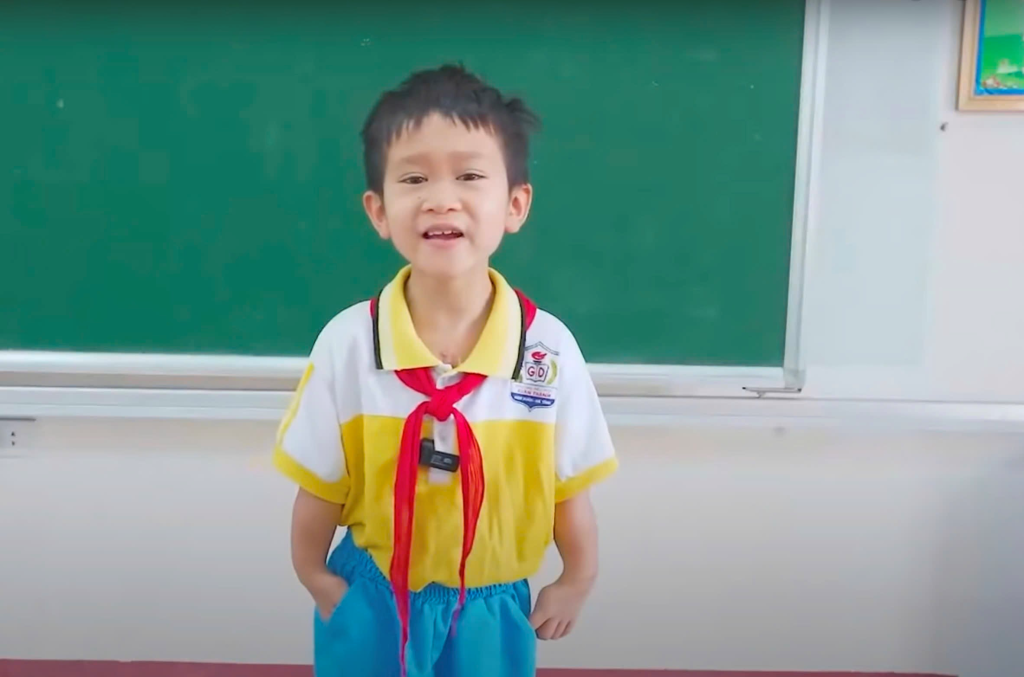 Hình ảnh Quang trong video khi thể hiện một ca khúc dân ca