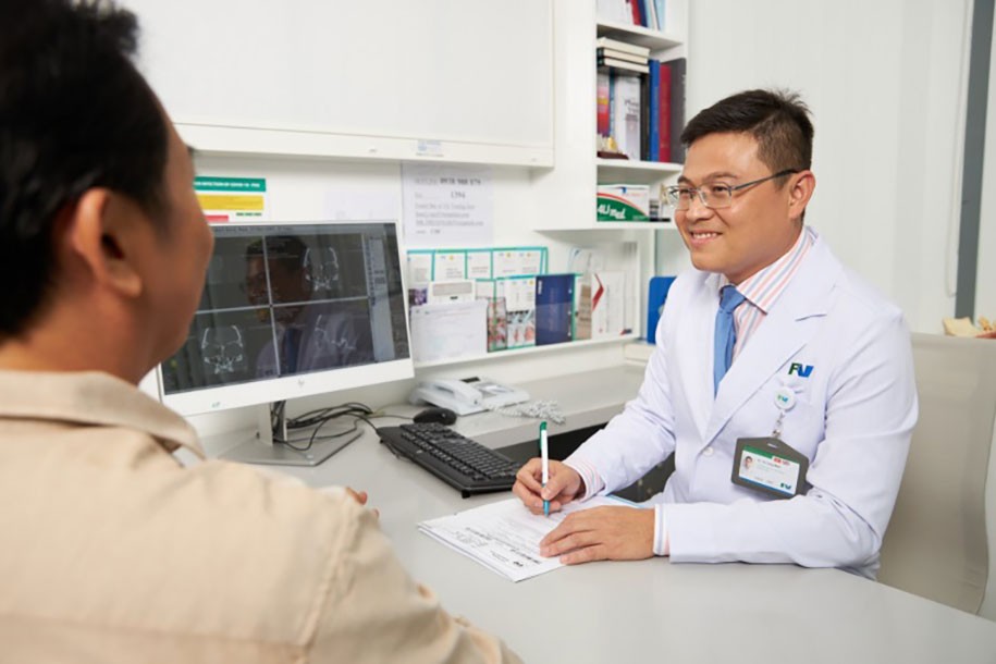 Vo Cong Minh, MD, PhD advises patients on treatment options for sudden hearing loss