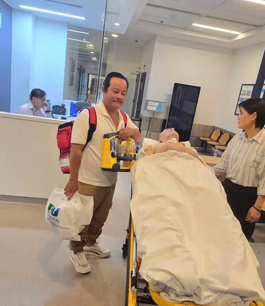 Nurse Sang from FV Hospital remained by the patient’s side throughout the entire flight.