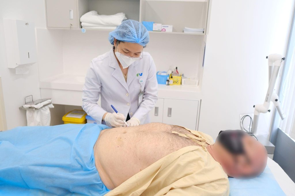 Dr Diec Kha Han performing acupuncture on the patient