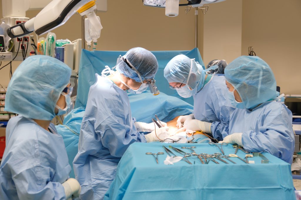 Specialist Level II, Luong Ngoc Trung, MD, MSc (centre), performing a lobectomy using the Uniport VATS technique