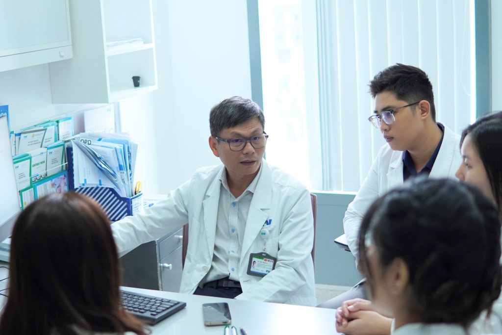 Bác sĩ Lương Anh trao đổi với các bác sĩ thực tập tại Bệnh viện FV