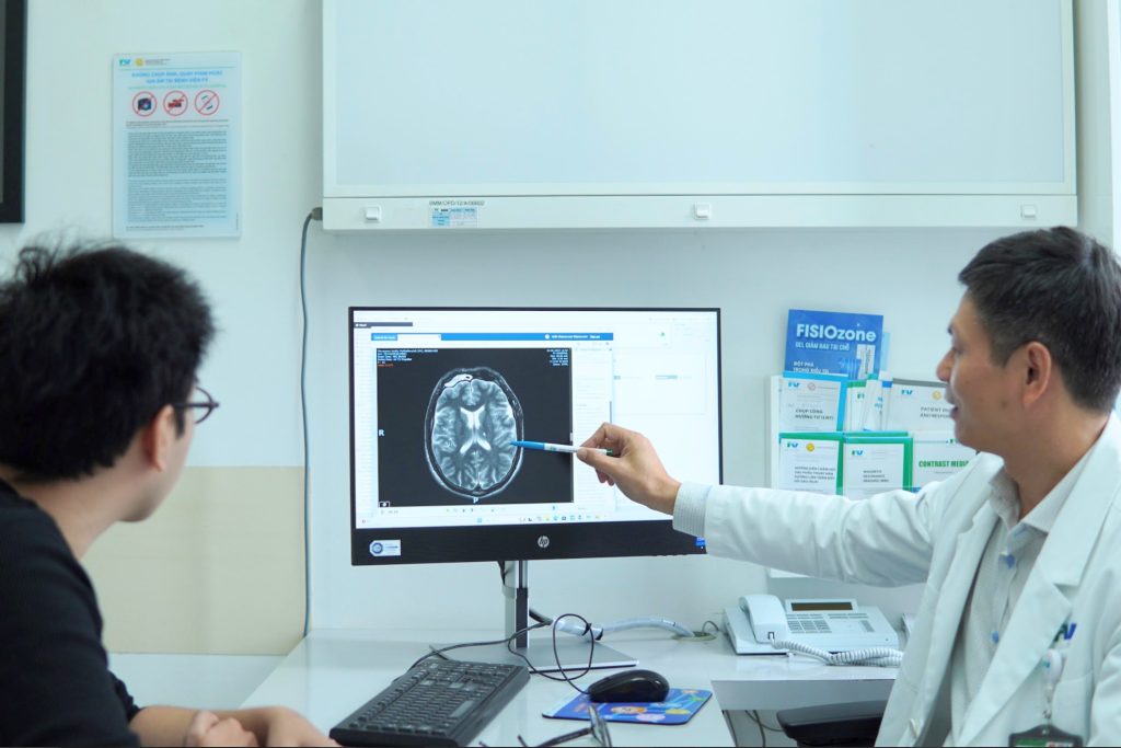 Bác sĩ Lương Anh thực hiện cả trăm ca mổ não và cột sống mỗi năm 