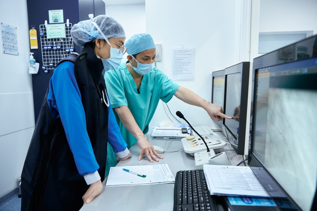TS.BS Hồ Minh Tuấn kiểm tra stent động mạch vành bằng hình ảnh quang học trong lòng mạch OCT