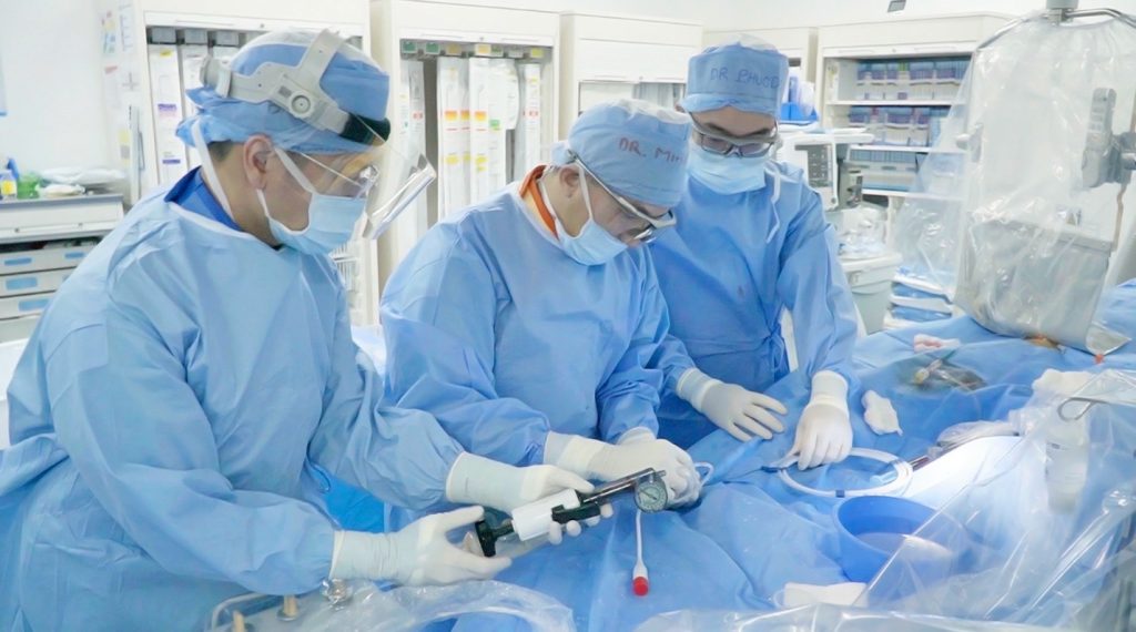 TS.BS Hồ Minh Tuấn (giữa) và cộng sự thực hiện thủ thuật phá vôi lòng mạch bằng sóng xung siêu âm IVL