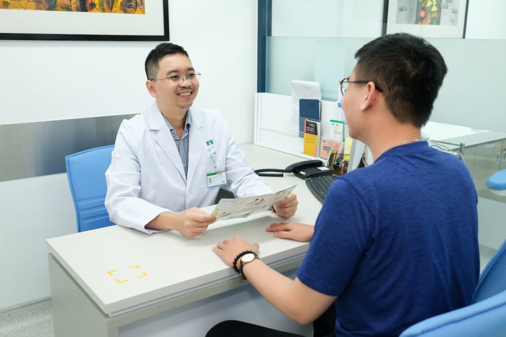 TS. BS. Nguyễn Thanh Tùng tư vấn cho bệnh nhân về vấn đề răng miệng