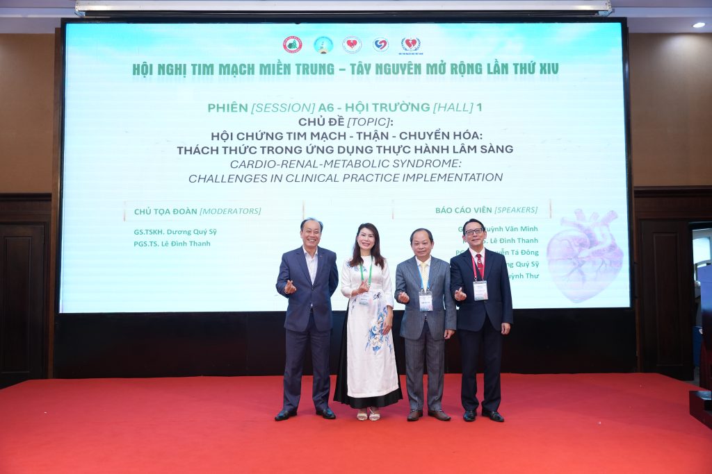ThS.BS.CKII. Nguyễn Viết Quỳnh Thư chụp ảnh lưu niệm cùng các chuyên gia khác tại hội nghị