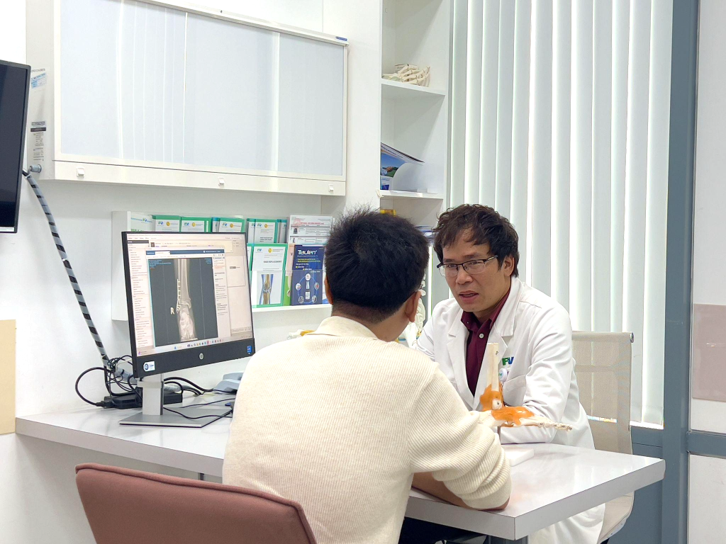 Dr Nguyen Tuan Dinh, Bone & Joint Centre, FV Hospital, consulting the patient.
