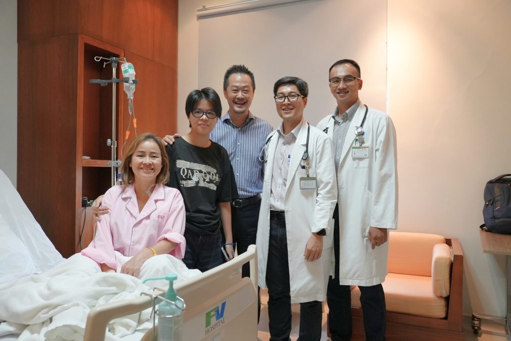 Gia đình chị Nga chụp hình lưu niệm cùng các bác sĩ FV trước khi xuất viện