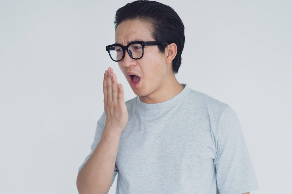 Hơi thở có mùi khiến nhiều người né tránh giao tiếp và thu mình vì mặc cảm