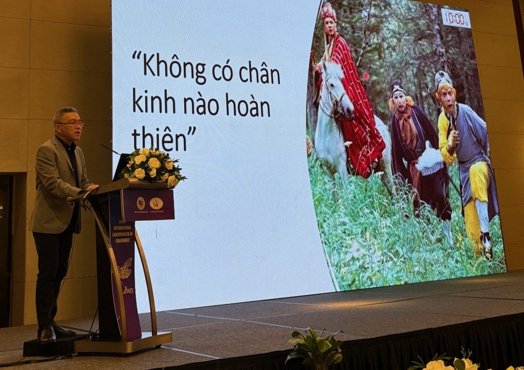 Dr Phuong speaking at the Hanoi International Cardiovascular Conference 2025.
