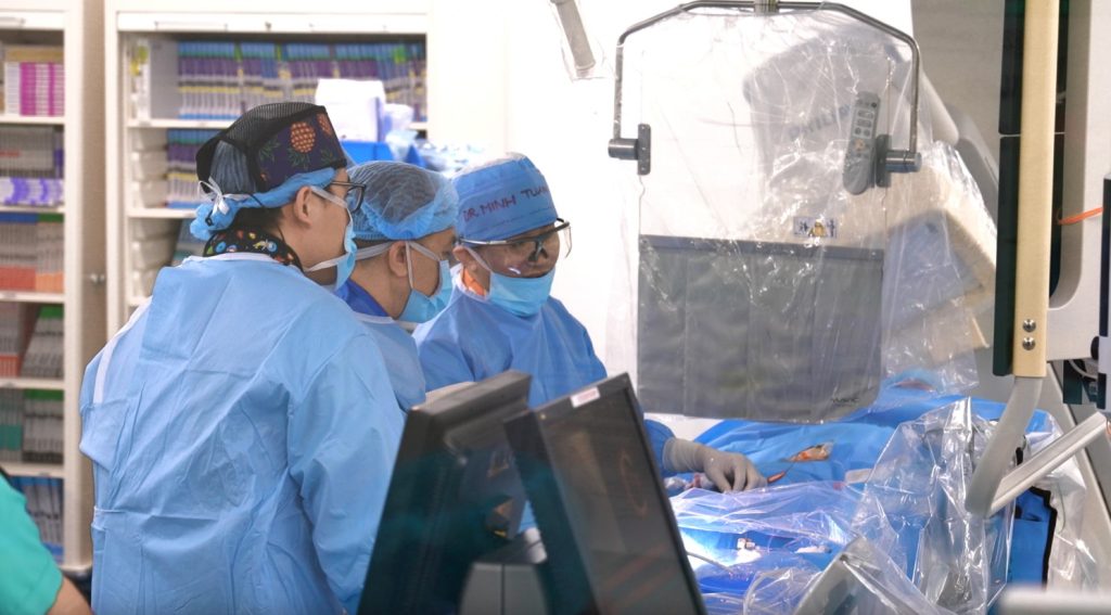 Ho Minh Tuan, MD, PhD, and his team performing the IVL procedure to treat a patient. 