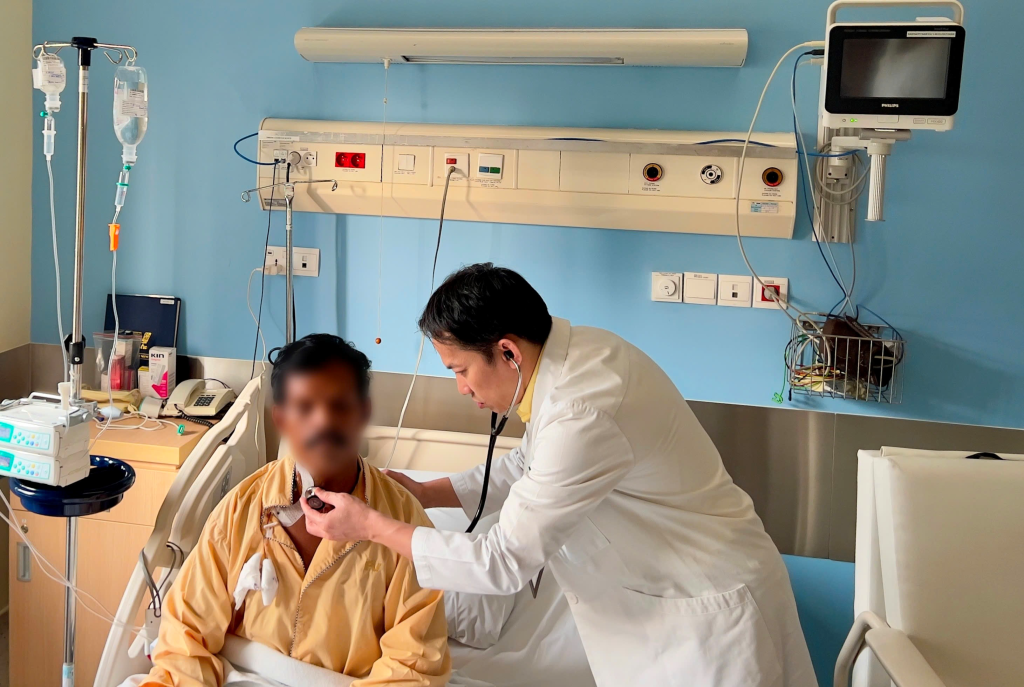 Ho Minh Tuan, MD, PhD, examines the Indian patient.