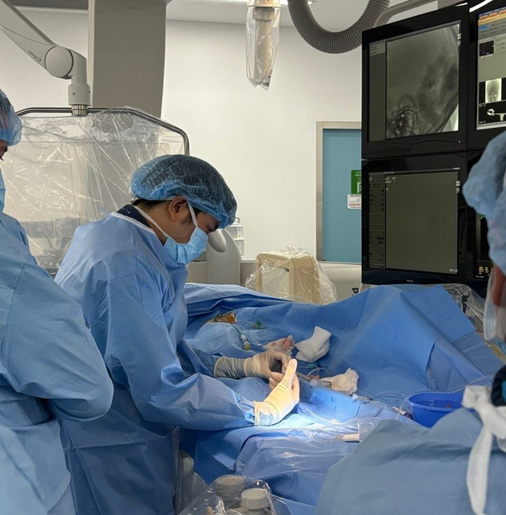 Bác sĩ Huỳnh Hữu Danh và ekip đang thực hiện kĩ thuật can thiệp mạch máu tại phòng Cath-lab bệnh viện FV