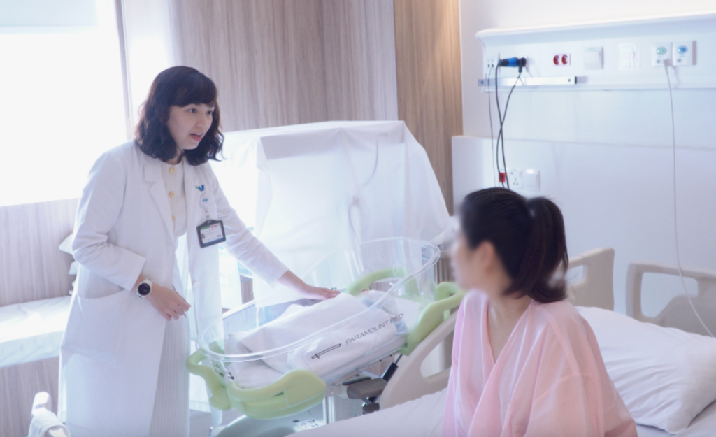 Bác sĩ Võ Thị Thanh Vân chăm sóc sức khỏe cho mẹ và bé sau sinh.