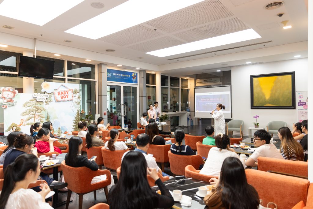 Các mẹ và gia đình lắng nghe các chia sẻ từ chuyên gia FV