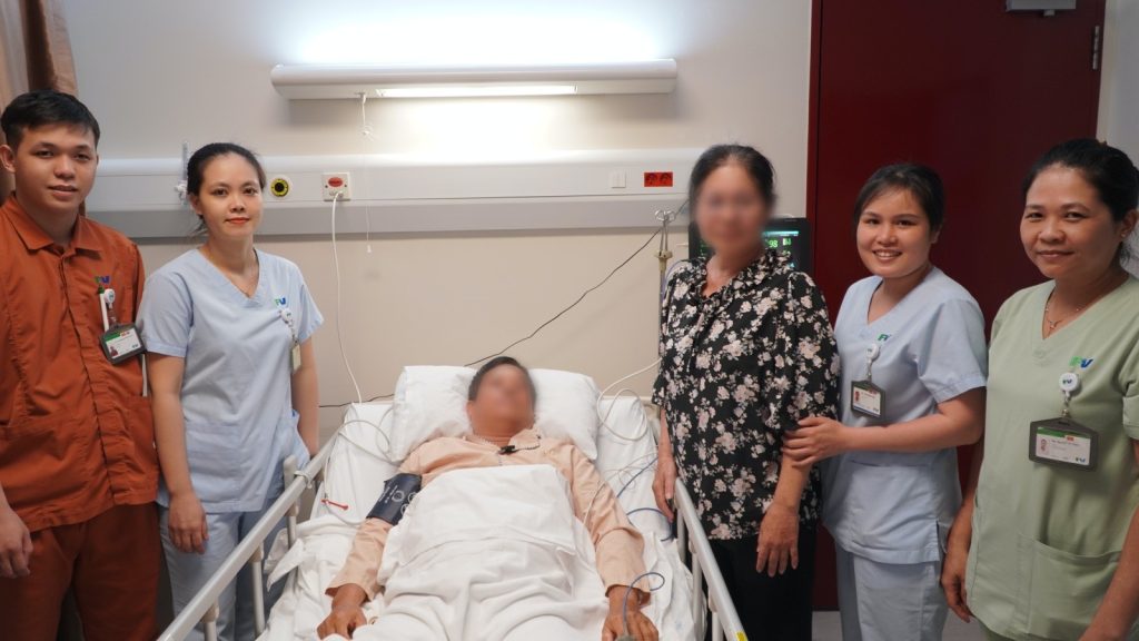 Ông N.V. và vợ cùng đội ngũ điều dưỡng Bệnh viện FV