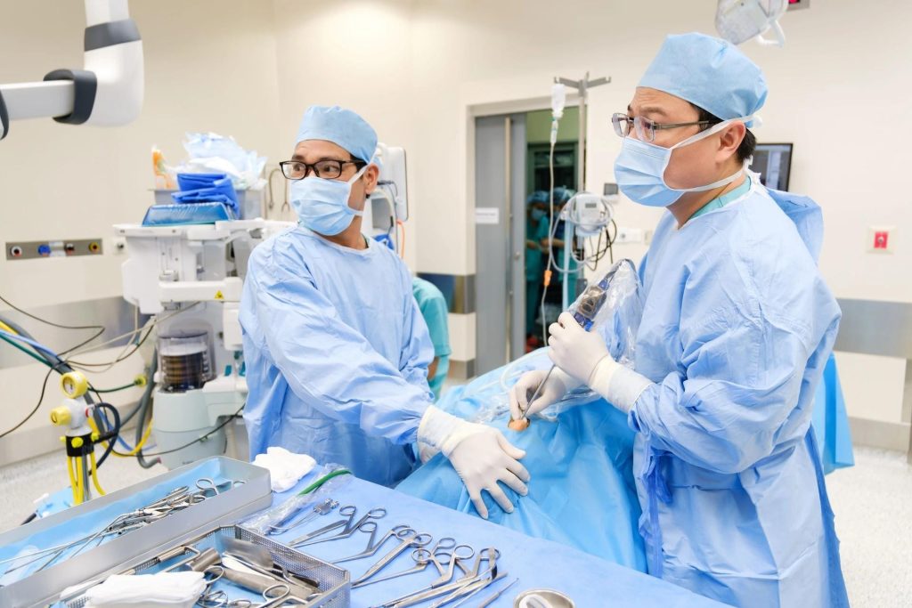 TS.BS. Võ Công Minh, Trưởng khoa Tai Mũi Họng, Bệnh viện FV phẫu thuật nạo xoang cho bệnh nhi