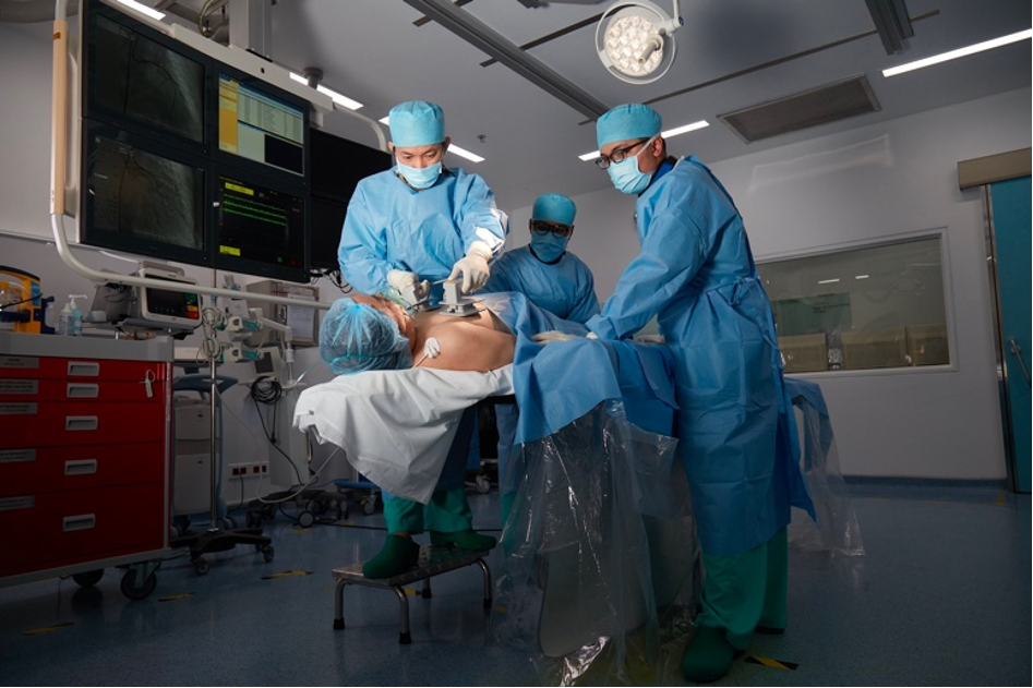 TS.BS Hồ Minh Tuấn can thiệp khơi thông mạch máu cứu bệnh nhân qua cơn nhồi máu cơ tim cấp. 