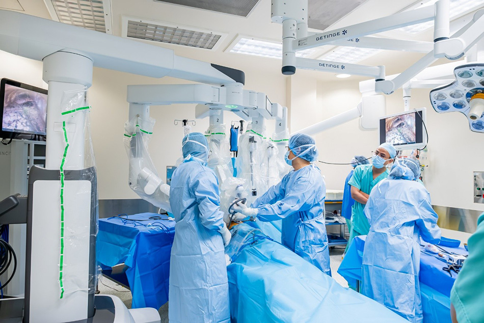 TS.BS.CKII. Đặng Đình Minh Thanh trực tiếp kiểm tra robot phẫu thuật và chuẩn bị bệnh nhân trước cuộc mổ