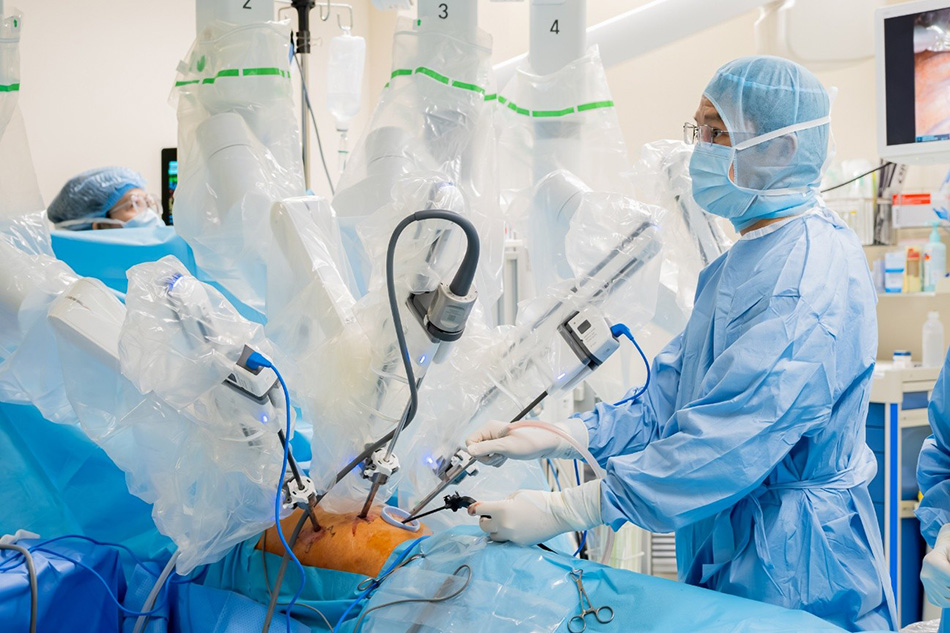 Robot Da Vinci Xi thao tác thông quá các vết rạch nhỏ chỉ khoảng 8mm, giúp giảm tổn thương tối đa cho bệnh nhân