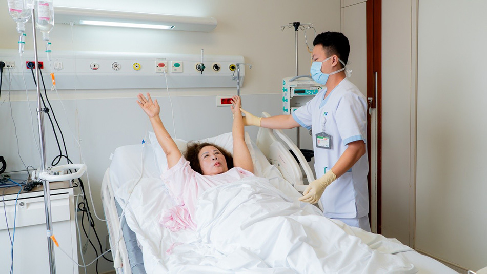 Bệnh nhân N.T.B. tập vật lý trị liệu và có thể đi lại sau phẫu thuật 1 ngày.