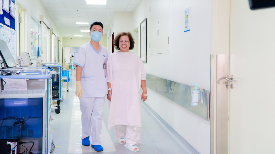 Bệnh nhân N.T.B. tập vật lý trị liệu và có thể đi lại sau phẫu thuật 1 ngày.