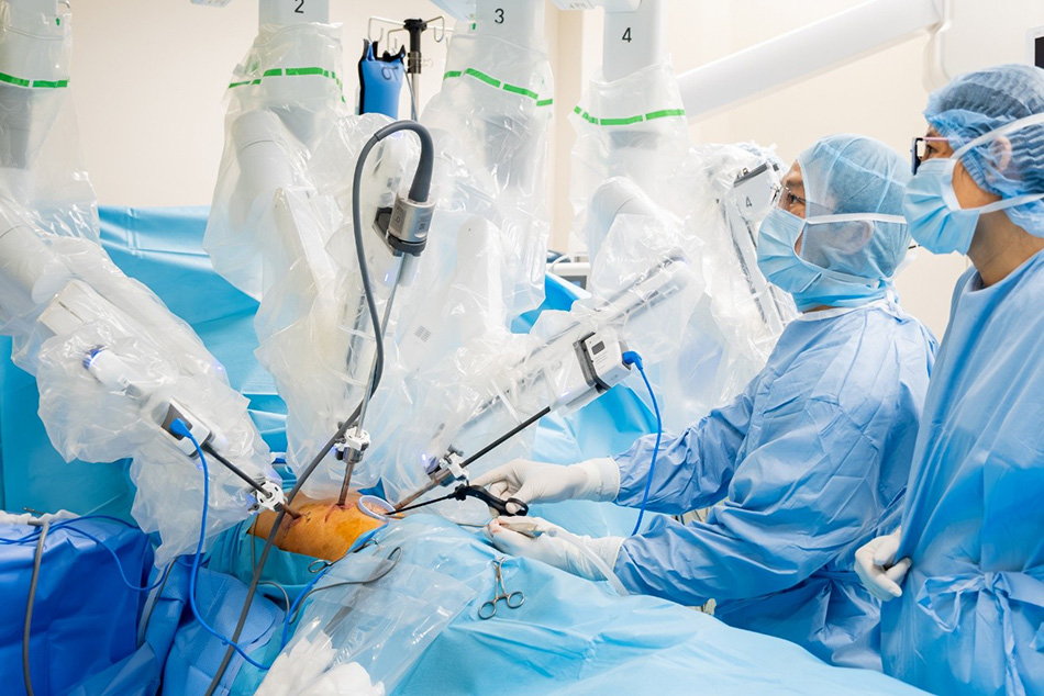 Ekip phụ mổ được đào tạo bài bản để làm việc hiệu quả cùng 4 cánh tay robot